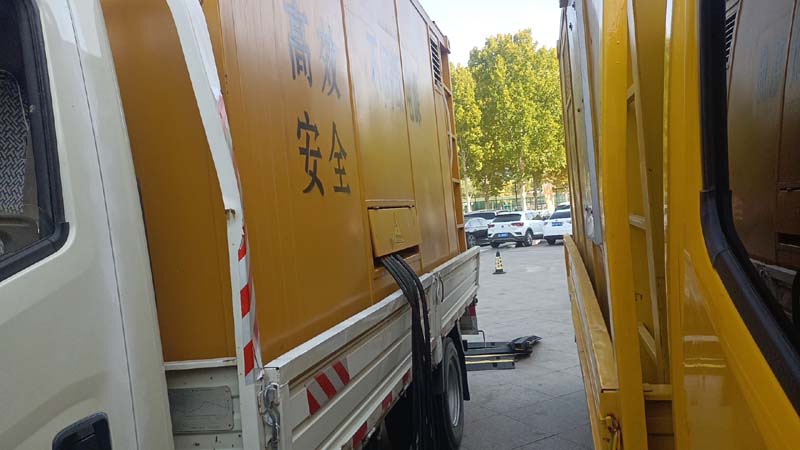 西区如何判断柴油发电机组和UPS电源的切换时间是否符合要求？