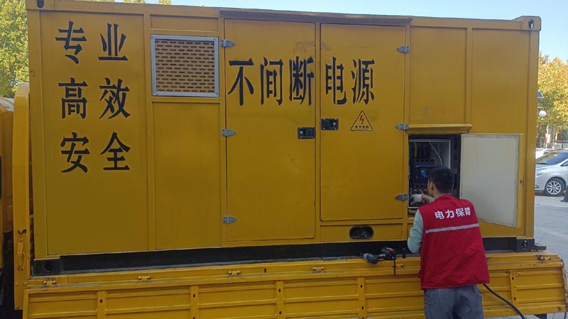 西区柴油发电机组和UPS电源配合使用时，如何避免切换过程中的电力中断？